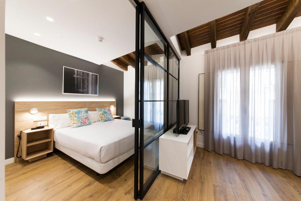 Image of Antique Pamplona Tres Reyes Apartments, pilgrim accommodation in Pamplona