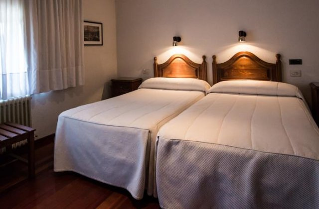 Camino de Santiago Accommodation: Hotel Los Perales ⭑⭑