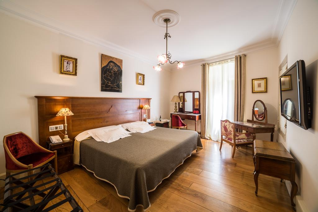Camino de Santiago Accommodation: Hotel Monumento Pazo de Orbán ⭑⭑⭑⭑